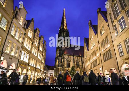 Münster, NRW, Allemagne, 20 décembre 2024. Le célèbre boulevard Prinzipalmarkt est fermé à la circulation et très fréquenté par les visiteurs. Münster's (Muenster) et ses cinq marchés de Noël sont animés par des foules de visiteurs festifs de toute la NRW, ainsi que des pays-Bas et d'ailleurs ce soir. Des milliers de personnes affluent vers les marchés traditionnels du pittoresque centre-ville historique. Une sécurité renforcée est visible, les voies d'accès sont limitées, les espaces entre les rues et les marchés ont été bloqués avec des sacs de sable en acier ou en béton et d'autres mesures. Ce soir, une attaque a été menée à Magdeburg Christm Banque D'Images