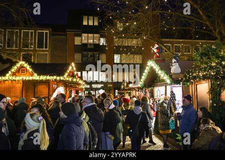 Münster, NRW, Allemagne, 20 décembre 2024. Münster (Muenster) et ses cinq marchés de Noël sont animés par des foules de visiteurs festifs de toute la NRW, ainsi que des pays-Bas et d'ailleurs ce soir. Des milliers de personnes affluent vers les marchés traditionnels du pittoresque centre-ville historique. Une sécurité renforcée est visible, les voies d'accès sont limitées, les espaces entre les rues et les marchés ont été bloqués avec des sacs de sable en acier ou en béton et d'autres mesures. Ce soir, une attaque a été menée au marché de Noël de Magdebourg en Allemagne de l'est, faisant des dizaines de blessés et plusieurs morts. Un atta similaire Banque D'Images