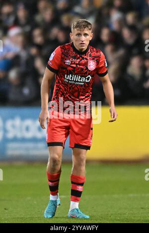 Callum Marshall (7 Huddersfield) regarde lors du match de Sky Bet League 1 entre Cambridge United et Huddersfield Town au Cledara Abbey Stadium, Cambridge, vendredi 20 décembre 2024. (Photo : Kevin Hodgson | mi News) crédit : MI News & Sport /Alamy Live News Banque D'Images