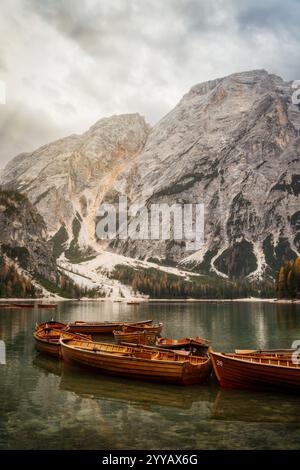 Lago di Braies dans les Dolomites, Italie Banque D'Images