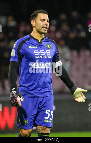 Salerne, Italie. 20 décembre 2024. Luigi Sepe de l'US Salernitana fait des gestes lors du match de Serie B entre l'US Salernitana et Brescia Calcio au Stadio Arechi, Salerne, Italie, le 20 décembre 2024. Crédit : Nicola Ianuale/Alamy Live News Banque D'Images