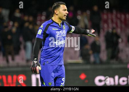 Salerne, Italie. 20 décembre 2024. Luigi Sepe de l'US Salernitana fait des gestes lors du match de Serie B entre l'US Salernitana et Brescia Calcio au Stadio Arechi, Salerne, Italie, le 20 décembre 2024. Crédit : Nicola Ianuale/Alamy Live News Banque D'Images