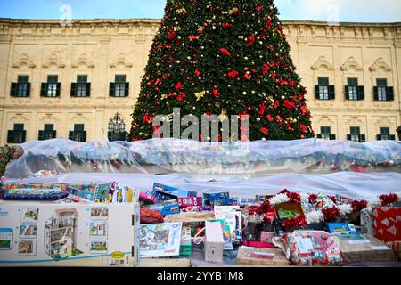 La Valette. 20 décembre 2024. Photo prise le 20 décembre 2024 montre des cadeaux de Noël lors d'un événement caritatif de don de cadeaux de Noël aux enfants dans le besoin à Castille Square à la Valette, Malte. Crédit : Jonathan Borg/Xinhua/Alamy Live News Banque D'Images