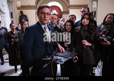 Washington, États-Unis. 20 décembre 2024. Le président de la Chambre Mike Johnson, R-la, parle à la presse après que la Chambre a adopté son projet de loi de dépenses «plan C» dans le Capitole américain à Washington, DC le vendredi 20 décembre 2024. Le projet de loi sera ensuite renvoyé au Sénat et devra être adopté afin d'éviter une fermeture du gouvernement. Photo de Annabelle Gordon/UPI crédit : UPI/Alamy Live News Banque D'Images