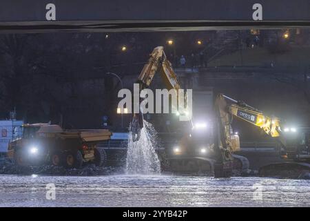 Carolabrücke in Dresden Nach dem Teileinsturz der Carolabrücke, werden die Abrissarbeiten auf einem aufgeschüttem damm, direkt in der Elbe fortgesetzt. Dresde Sachsen Deutschland *** Pont de Carola à Dresde après l'effondrement partiel du Pont de Carola, les travaux de démolition se poursuivent sur un remblai surélevé directement dans l'Elbe Dresde Saxe Allemagne Banque D'Images