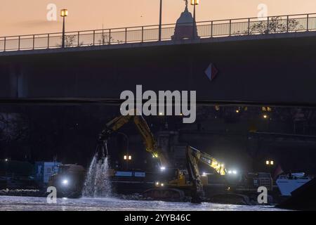 Carolabrücke in Dresden Nach dem Teileinsturz der Carolabrücke, werden die Abrissarbeiten auf einem aufgeschüttem damm, direkt in der Elbe fortgesetzt. Dresde Sachsen Deutschland *** Pont de Carola à Dresde après l'effondrement partiel du Pont de Carola, les travaux de démolition se poursuivent sur un remblai surélevé directement dans l'Elbe Dresde Saxe Allemagne Banque D'Images