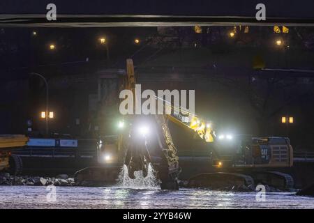 Carolabrücke in Dresden Nach dem Teileinsturz der Carolabrücke, werden die Abrissarbeiten auf einem aufgeschüttem damm, direkt in der Elbe fortgesetzt. Dresde Sachsen Deutschland Banque D'Images