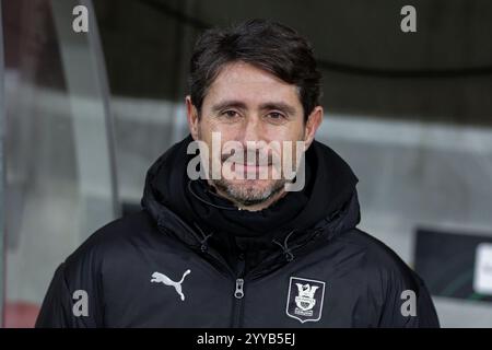 Bialystok, Pologne. 19 décembre 2024. L'entraîneur Victor Sanchez de l'Olimpija Ljubljana vu lors du match de l'UEFA Conference League 2024/2025 entre Jagiellonia Bialystok - Olimpija Ljubljana au Chorten Arena (Bialystok). Score final ; Jagiellonia Bialystok 0:0 Olimpija Ljubljana (photo de Grzegorz Wajda/SOPA images/Sipa USA) crédit : Sipa USA/Alamy Live News Banque D'Images