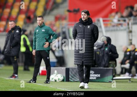 Bialystok, Pologne. 19 décembre 2024. L'entraîneur Victor Sanchez de l'Olimpija Ljubljana vu lors du match de l'UEFA Conference League 2024/2025 entre Jagiellonia Bialystok - Olimpija Ljubljana au Chorten Arena (Bialystok). Score final ; Jagiellonia Bialystok 0:0 Olimpija Ljubljana crédit : SOPA images Limited/Alamy Live News Banque D'Images