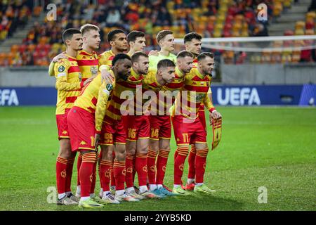 Bialystok, Pologne. 19 décembre 2024. Équipe de Jagiellonia Bialystok vue lors du match de l'UEFA Conference League 2024/2025 entre Jagiellonia Bialystok - Olimpija Ljubljana à Chorten Arena (Bialystok). Score final ; Jagiellonia Bialystok 0:0 Olimpija Ljubljana (photo de Grzegorz Wajda/SOPA images/Sipa USA) crédit : Sipa USA/Alamy Live News Banque D'Images