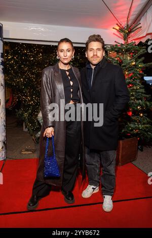 Roncalli Weihnachtscircus 2024 Peri Baumeister und Hanno Koffler beim 20-jährigen Jubiläum des originaux Roncalli Weihnachtscircus im Tempodrom à Berlin. *** Roncalli Weihnachtscircus 2024 Peri Baumeister et Hanno Koffler à l'occasion du 20e anniversaire du Roncalli Weihnachtscircus original au Tempodrom de Berlin Copyright : xEventpressxKochanx Banque D'Images