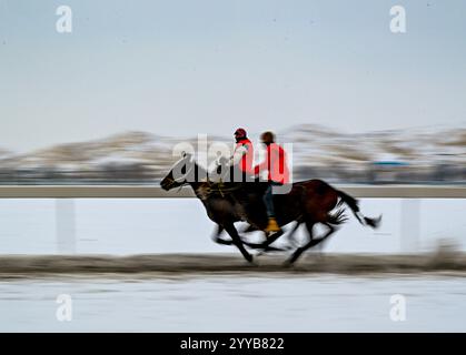 Pékin, la région autonome ouïgur du Xinjiang. 20 décembre 2024. Les résidents locaux participent à une compétition de courses hippiques à Bole City, dans la région autonome ouïgur du Xinjiang, au nord-ouest de la Chine, le 20 décembre 2024. Crédit : Chen Shuo/Xinhua/Alamy Live News Banque D'Images