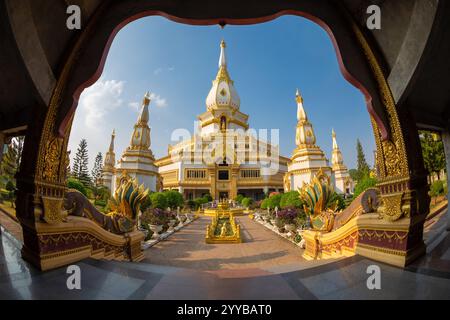 Phra Maha Chedi Chai Mongkol est situé dans la région de ​​Wat Phanamthip Thepprasitworaram, district de Nong Phok, roi et province Banque D'Images