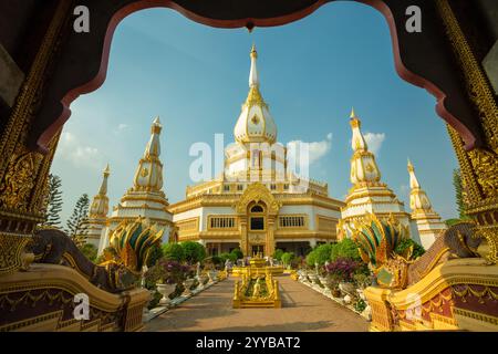 Phra Maha Chedi Chai Mongkol est situé dans la région de ​​Wat Phanamthip Thepprasitworaram, district de Nong Phok, roi et province Banque D'Images