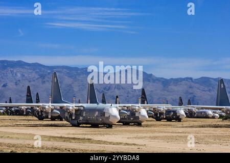 Un grand nombre de vieux avions sont stationnés sur une piste. Les avions sont tous de tailles et de couleurs différentes, et ils sont tous alignés en rangées. La scène GI Banque D'Images