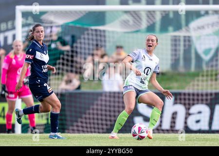 Canberra, Australie ; 21 décembre 2024 : Elizabeth Anton du Canberra United FC passe le ballon lors du match de la Ninja A-League Women Round 7 de 2024/25 entre le Canberra United FC et le Melbourne Victory FC au McKellar Park à Canberra, Australie, le 21 décembre 2024. (Crédit photo : Nick Strange/Fotonic/Alamy Live News) Banque D'Images