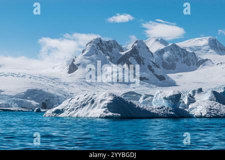 Iceberg devant le pic de Snowy Mountain, Cierva Cove, Antarctique Banque D'Images