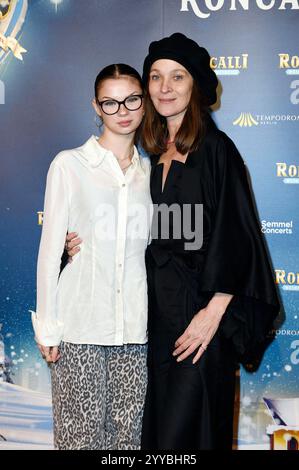 Jeanette Hain mit Tochter Malou Hain BEI der Premiere des 20. Original Roncalli Weihnachtscircus im Tempodrom. Berlin, 20.12.2024 *** Jeanette Hain avec sa fille Malou Hain lors de la première des 20 Roncalli Weihnachtscircus originaux au Tempodrom Berlin, 20 12 2024 Foto:Xn.xKubelkax/xFuturexImagex roncalli 4237 Banque D'Images