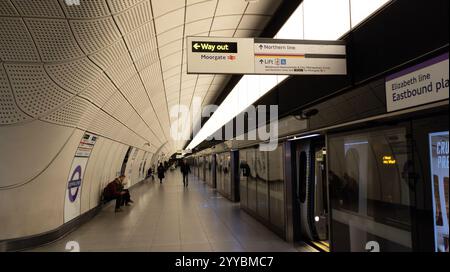 Elizabeth Line London Underground. Plate-forme Moorgate. Londres, Royaume-Uni Banque D'Images