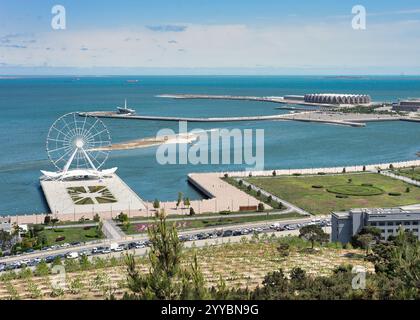 Bakou, Azerbaïdjan - 6 mai 2024 : une vue imprenable d'en haut mettant en valeur l'œil de Bakou et la salle de cristal de Bakou. Les eaux sereines de la mer Caspienne reflètent l'architecture moderne de la ville sous un ciel dégagé Banque D'Images