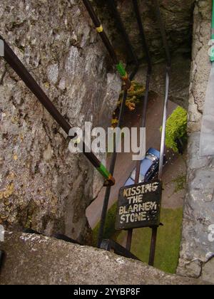 Embrasser le panneau de pierre de Blarney au château de Blarney, Irlande Banque D'Images