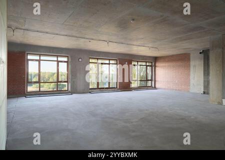 Cet intérieur spacieux et infini dispose de grandes fenêtres qui offrent une vue panoramique imprenable Banque D'Images