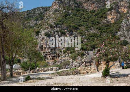 Myra, une ville lycienne nichée au milieu de falaises spectaculaires. des tombes impressionnantes taillées dans la roche, leurs façades complexes gravées à flanc de montagne. Banque D'Images