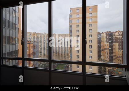 Vue esthétique sur l'appartement urbain, architecture moderne et vue sur la ville Banque D'Images