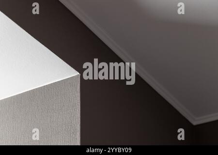 Photographie de fond d'architecture minimale abstraite, fragment intérieur avec niche de lumière blanche et mur gris Banque D'Images