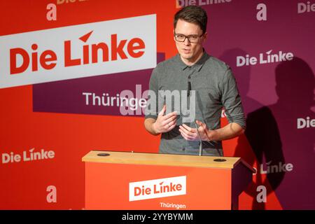 21 décembre 2024, Thuringe, Sömmerda : Christian Schaft (Die Linke), président de son parti, prend la parole à la conférence du parti Die Linke Thüringen au Volkshaus. Les délégués veulent dresser la liste des États pour les élections fédérales de 2025. Photo : Michael Reichel/dpa crédit : dpa Picture alliance/Alamy Live News Banque D'Images