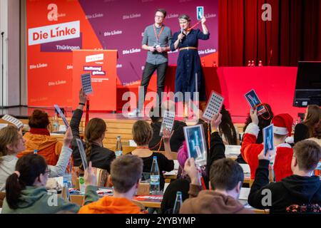 21 décembre 2024, Thuringe, Sömmerda : Christian Schaft et Ulrike grosse-Röthig, tous deux présidents d'État de Die Linke Thüringen, sont sur scène à la conférence du parti au Volkshaus pour voter sur un point de l'ordre du jour. Les délégués veulent dresser la liste des États pour les élections fédérales de 2025. Photo : Michael Reichel/dpa crédit : dpa Picture alliance/Alamy Live News Banque D'Images