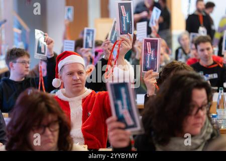 21 décembre 2024, Thuringe, Sömmerda : les délégués votent sur un point de l'ordre du jour lors de la conférence du parti de Die Linke Thüringen au Volkshaus. Les délégués veulent dresser la liste des États pour les élections fédérales de 2025. Photo : Michael Reichel/dpa crédit : dpa Picture alliance/Alamy Live News Banque D'Images