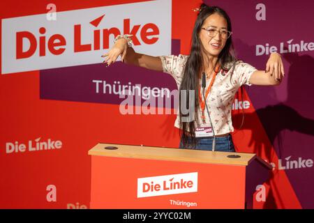 21 décembre 2024, Thuringe, Sömmerda : Mina Lee Sasse (Die Linke), influenceuse Tik-Tok, intervient lors de la conférence du parti Die Linke Thüringen au Volkshaus. Les délégués veulent dresser la liste des États pour les élections fédérales de 2025. Photo : Michael Reichel/dpa crédit : dpa Picture alliance/Alamy Live News Banque D'Images