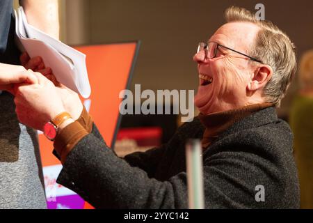 21 décembre 2024, Thuringe, Sömmerda : Bodo Ramelow (Die Linke), candidat principal de son parti pour les élections fédérales de 2025, se réjouit de la conférence du parti Die Linke Thüringen au Volkshaus. Les délégués veulent dresser la liste des États pour les élections fédérales de 2025. Photo : Michael Reichel/dpa crédit : dpa Picture alliance/Alamy Live News Banque D'Images