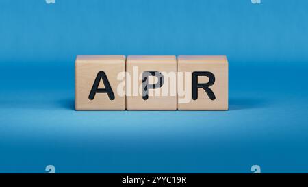 apr questions et réponses sur les cubes en bois.Close up des éléments en bois,Business concept.3D rendu sur fond bleu. Banque D'Images