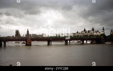 Photo vintage de Hungerford Bridge à Londres, Royaume-Uni - septembre 1982 Banque D'Images