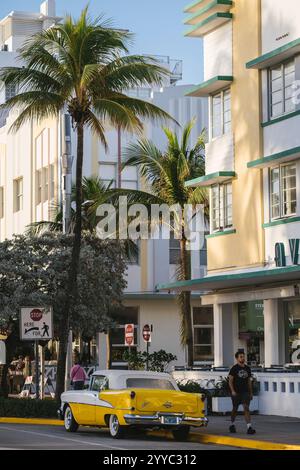 Oldsmobile Super 88 cabriolet garé devant l'hôtel Avalon, Ocean Drive, South Beach, Miami, Dade County, Floride, États-Unis Banque D'Images