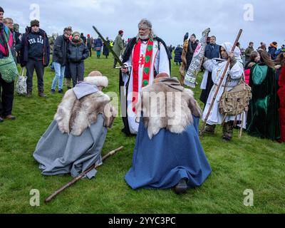 Salisbury, Royaume-Uni. 21 décembre 2024. Les druides célèbrent au lever du soleil le jour le plus court du 22 décembre 2019. Des centaines de personnes se sont rassemblées dans le célèbre cercle de pierres historique, dans le Wiltshire, pour célébrer le lever du soleil sur le solstice d'hiver le jour le plus court de l'année L'événement est revendiqué comme étant plus important dans le calendrier païen que le solstice d'été parce qu'il marque la renaissance du soleil pour l'année à venir crédit : David Betteridge / Alamy Live News Banque D'Images