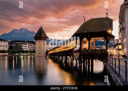 Chapel Bridge est le plus ancien pont couvert d'Europe. Monument historique contre le Mont Pilate à Lucerne en Suisse. Banque D'Images