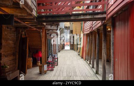 BERGEN, NORVÈGE - 11 AOÛT 2016 : magasin de pêche Campelen dans le centre historique de Bryggen à Bergen, Norvège Banque D'Images