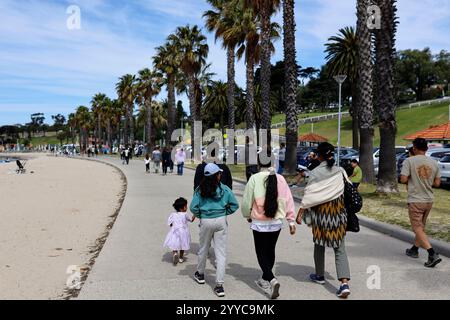 Melbourne, Australie. 21 décembre 2024. Les amateurs de plage profiteront d'heures de jour prolongées à Geelong Beach alors que Melbourne célèbre le solstice d'été. Les amateurs de plage affluent vers Geelong Beach pour célébrer le solstice d'été, profitant de la journée la plus longue de l'année de Melbourne avec 14 heures et 48 minutes de lumière du jour. (Photo de Ye Myo Khant/SOPA images/Sipa USA) crédit : Sipa USA/Alamy Live News Banque D'Images