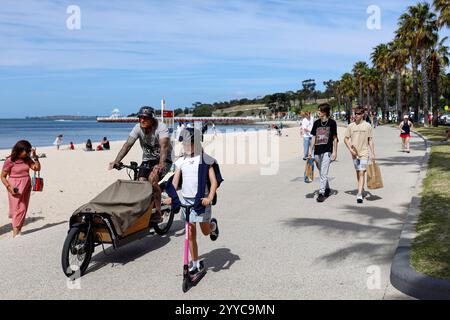 Melbourne, Australie. 21 décembre 2024. Les amateurs de plage profiteront d'heures de jour prolongées à Geelong Beach alors que Melbourne célèbre le solstice d'été. Les amateurs de plage affluent vers Geelong Beach pour célébrer le solstice d'été, profitant de la journée la plus longue de l'année de Melbourne avec 14 heures et 48 minutes de lumière du jour. (Photo de Ye Myo Khant/SOPA images/Sipa USA) crédit : Sipa USA/Alamy Live News Banque D'Images