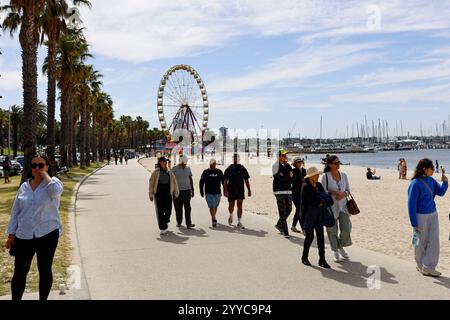 Melbourne, Australie. 21 décembre 2024. Les amateurs de plage profiteront d'heures de jour prolongées à Geelong Beach alors que Melbourne célèbre le solstice d'été. Les amateurs de plage affluent vers Geelong Beach pour célébrer le solstice d'été, profitant de la journée la plus longue de l'année de Melbourne avec 14 heures et 48 minutes de lumière du jour. (Photo de Ye Myo Khant/SOPA images/Sipa USA) crédit : Sipa USA/Alamy Live News Banque D'Images