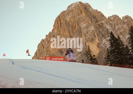 Joshua Mettler de Team Switzerland participe à la Coupe du monde de ski alpin Audi FIS, course de descente masculine sur Saslong Slope le 21 décembre 2024, Val Gardena, Bozen, Italie. Crédit : Roberto Tommasini/Alamy Live News Banque D'Images