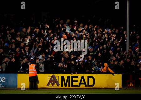 Les fans à l’extérieur célèbrent le troisième but de leur équipe pour marquer le score de 0-3 lors du match EFL League One entre Cambridge United et Huddersfield Town Banque D'Images