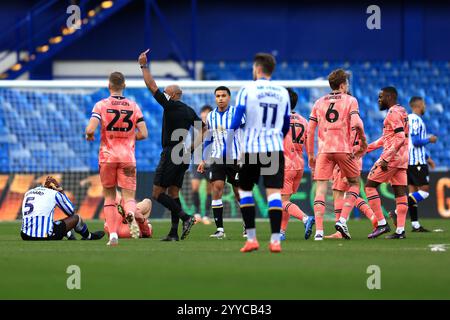 L'arbitre Sam Allison (obsédé) montre un deuxième carton jaune à Di'Shon Bernard (obsédé) de Sheffield Wednesday après un défi sur Lewis Koumas (obsédé) de Stoke City pour le Sky Bet Championship match au Hillsborough Stadium, Sheffield. Date de la photo : samedi 21 décembre 2024. Banque D'Images