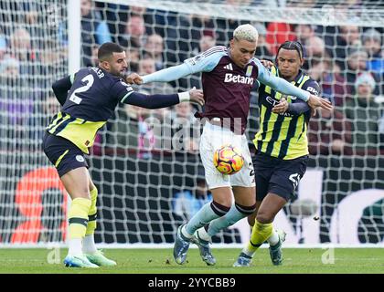 Birmingham, Royaume-Uni. 21 décembre 2024. Kyle Walker de Manchester City (l) et Manuel Akanji de Manchester City (R) tentent de contrôler Morgan Rogers d'Aston Villa (c) lors du match de premier League à Villa Park, Birmingham. Le crédit photo devrait se lire : Andrew Yates/Sportimage crédit : Sportimage Ltd/Alamy Live News Banque D'Images