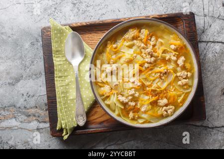 Soupe de roulés aux œufs d'hiver diète avec de la viande hachée, des légumes et des épices gros plan dans un bol sur la table. Vue horizontale de dessus Banque D'Images