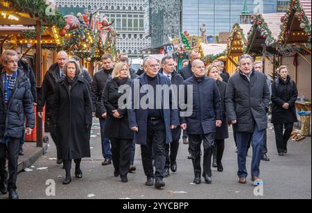 Nach dem gestrigen Anschlag auf den Magdeburger Weihnachtsmarkt besuchten am Samstag 21.12.2024 Bundeskanzler Olaf Scholz SPD, Bundesinnenministerin Nancy Faeser SPD, Volker Wissing parteilos, Bundesminister fuer digitales und Verkehr und Sachsen-Anhalts Ministerpraesident Reiner Haseloff CDU den Ort des Attentats. Auf den Weihnachtsmarkt in der Innenstadt von Magdeburg ist am Freitagabend 20.12.2024 ein mutmasslicher Anschlag veruebt worden. Ein Auto War in die Menschenmenge auf dem Weihnachtsmarkt gerast. Laut Polizei fuhr der Taeter mindestens 400 Meter ueber den Weihnachtsmarkt . Bislang s Banque D'Images