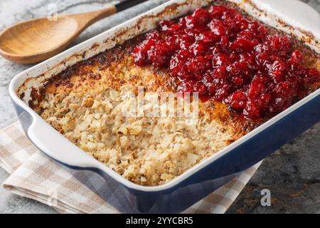 Maksalaatikko plat finlandais à base de riz, foie haché, beurre, sirop, œufs, oignons servis avec de la confiture de canneberges gros plan dans un plat de cuisson sur la table. Hori Banque D'Images